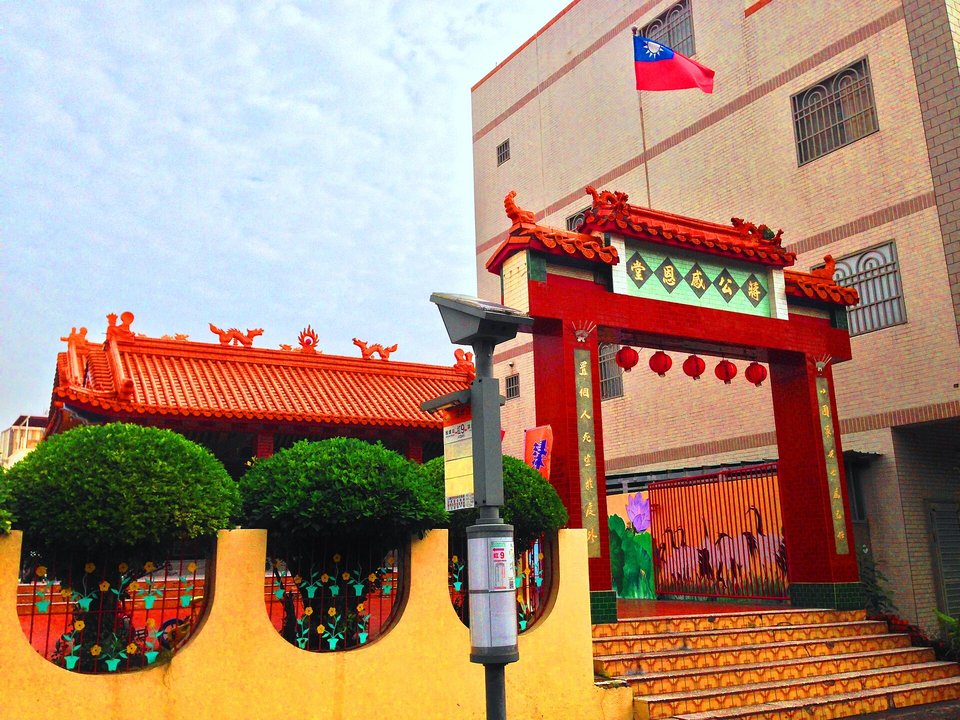 Military History | 蔣公感恩堂, 旗津 — The Committee Cast Blocks and Moved the Statue — photo 2