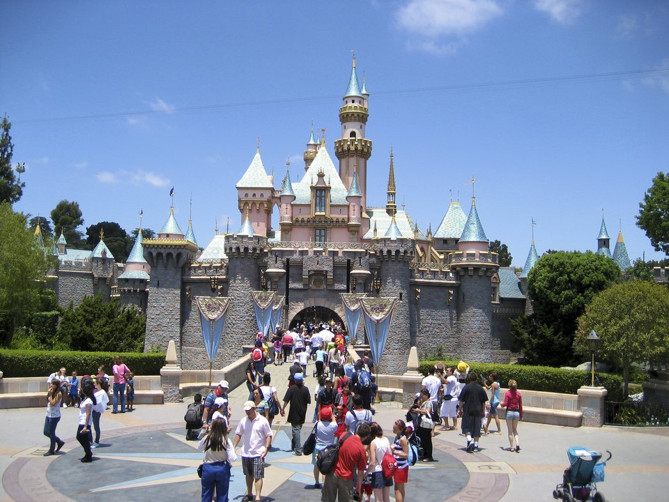 Biography|Walt Disney — The Dedication He Read in an Anaheim Orange Grove