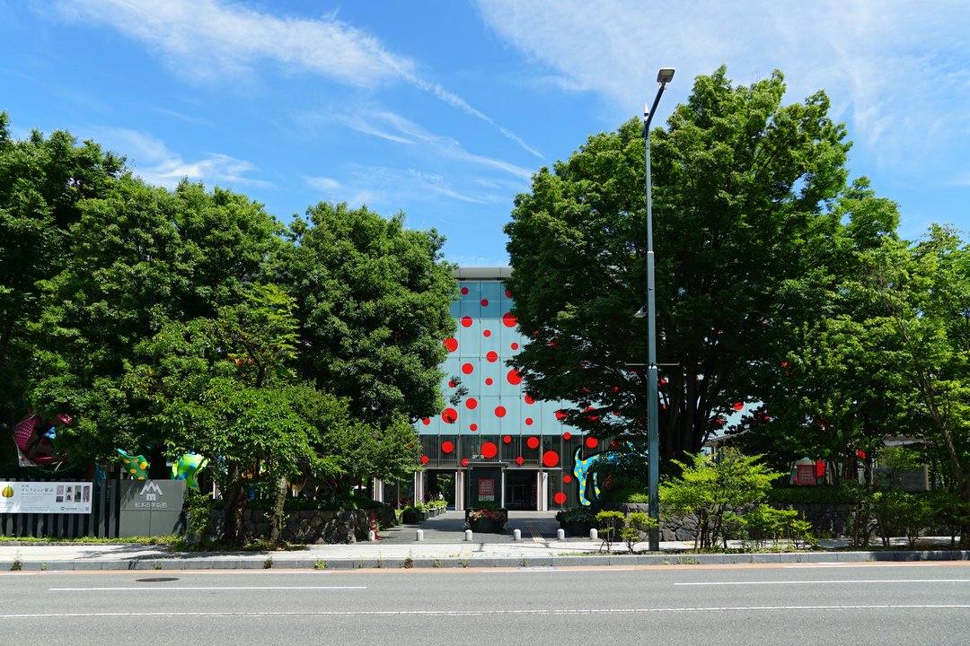 Biography | 草間彌生 Yayoi Kusama — 松本市美術館に立つ、生まれた地の水玉