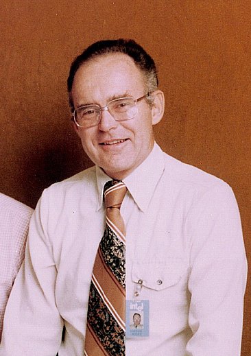 Biography | Gordon Moore — The Coast Town Where a Sheriff's Son Learned Chemistry Behind the House — photo 2