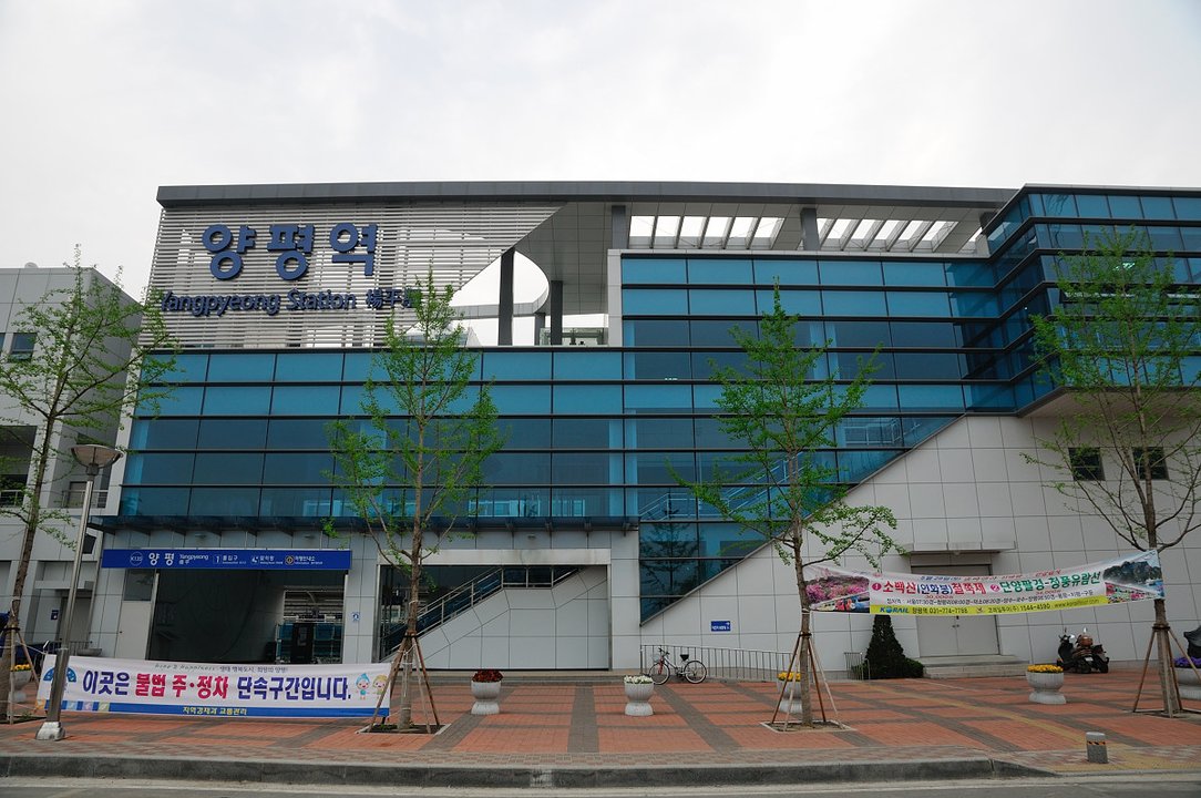 The World of the Married | Farmer's Garden Bom, Yangpyeong — The Lawn Where the Second Phone Turned Up