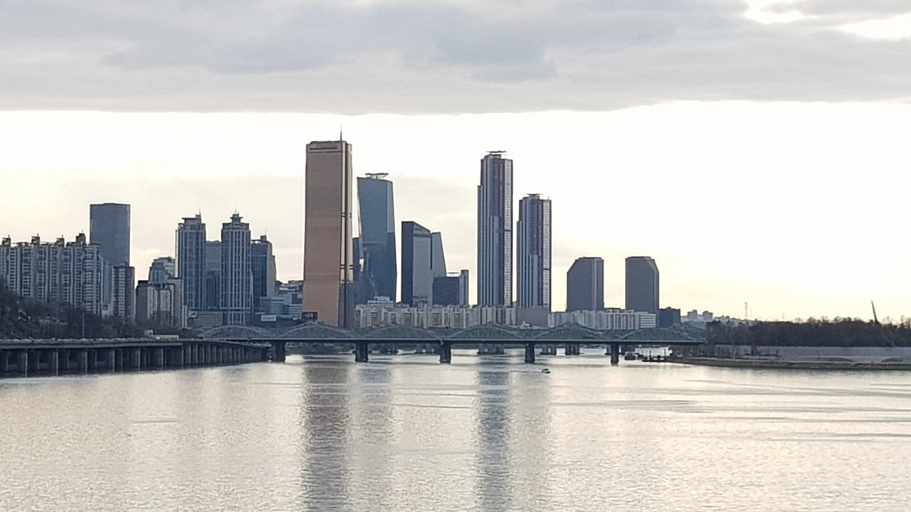 Start-Up | Yeouido Hangang Park — The Truck That Held the Secret