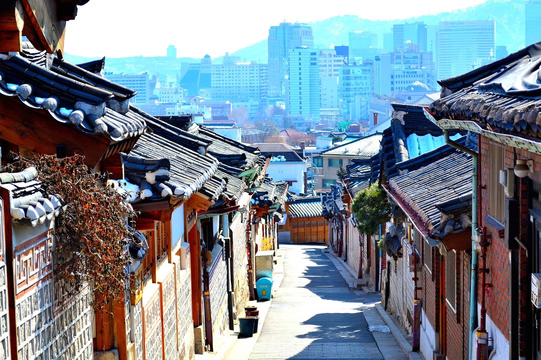 The Heirs | Yunbosun-gil, Anguk — The Egg-Tart Shop That Played a Dream-Catcher Window