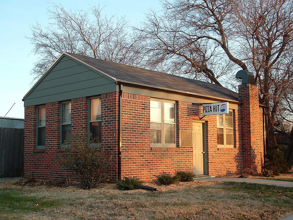 Retail History | Pizza Hut — The Brick Room That Left Kellogg and Bluff