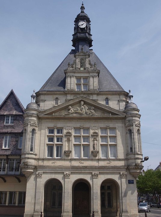 Military History | Hôtel de ville de Péronne — The Board Left on the Pediment