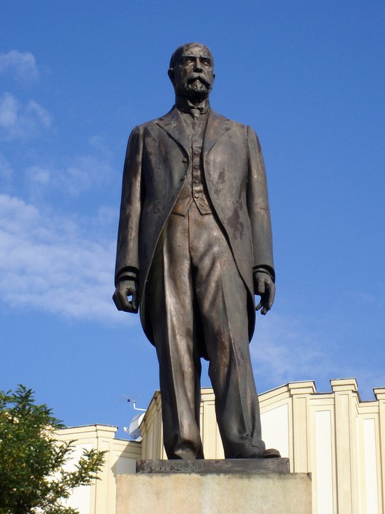 Military History | Masarykovo náměstí, Hradec Králové — The Statue Cast Three Times — photo 2