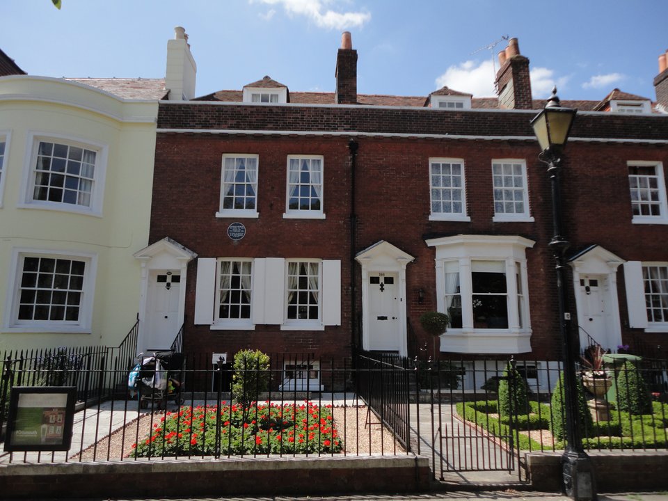 Biography|Charles Dickens — The Mile End Terrace House Where He Was Born
