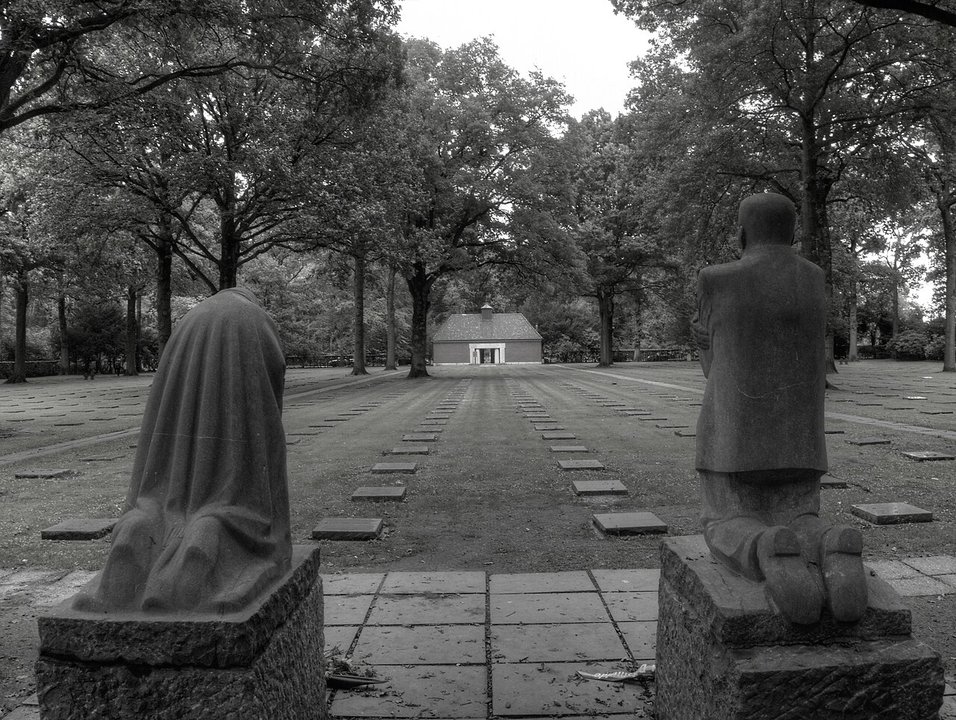 Military History | Deutscher Soldatenfriedhof Vladslo — The Figures Followed the Graves